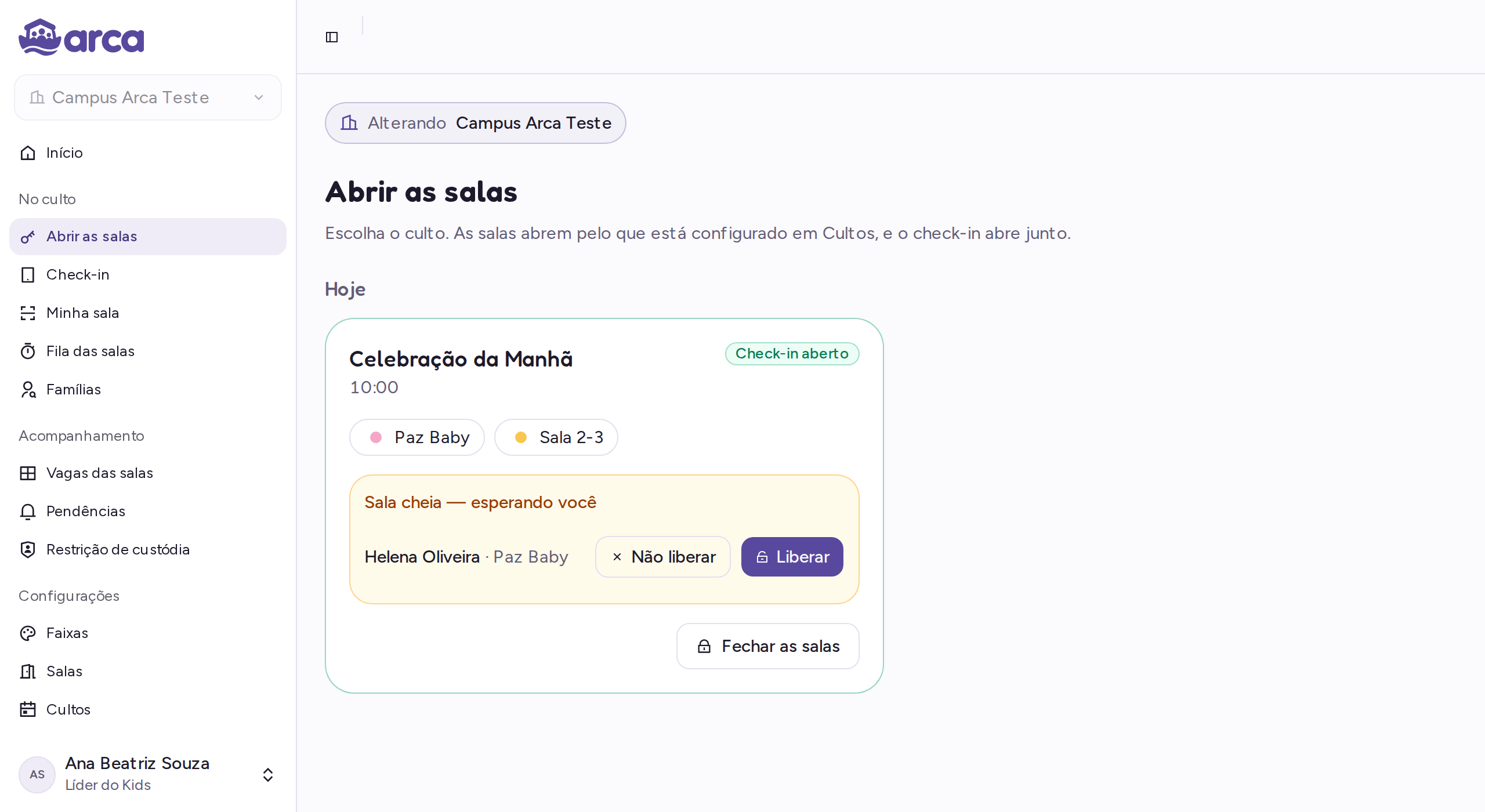 Cartão do culto aberto com um pedido de liberação de sala cheia